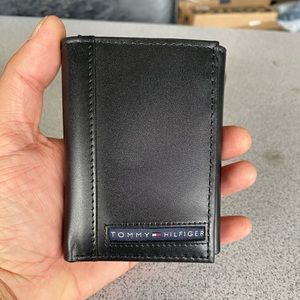 Tommy Hilfiger men’s wallet ( new with out tag)
